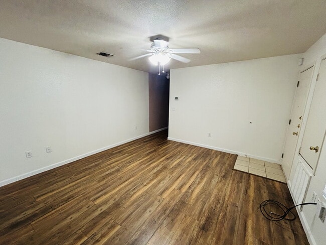 Building Photo - Gorgeous 3 Bed/2 Bath Duplex in North East SA