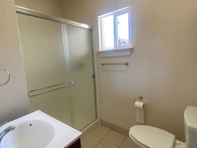 Building Photo - Updated and Unique Rose Garden 1 Bedroom Single Family Home!