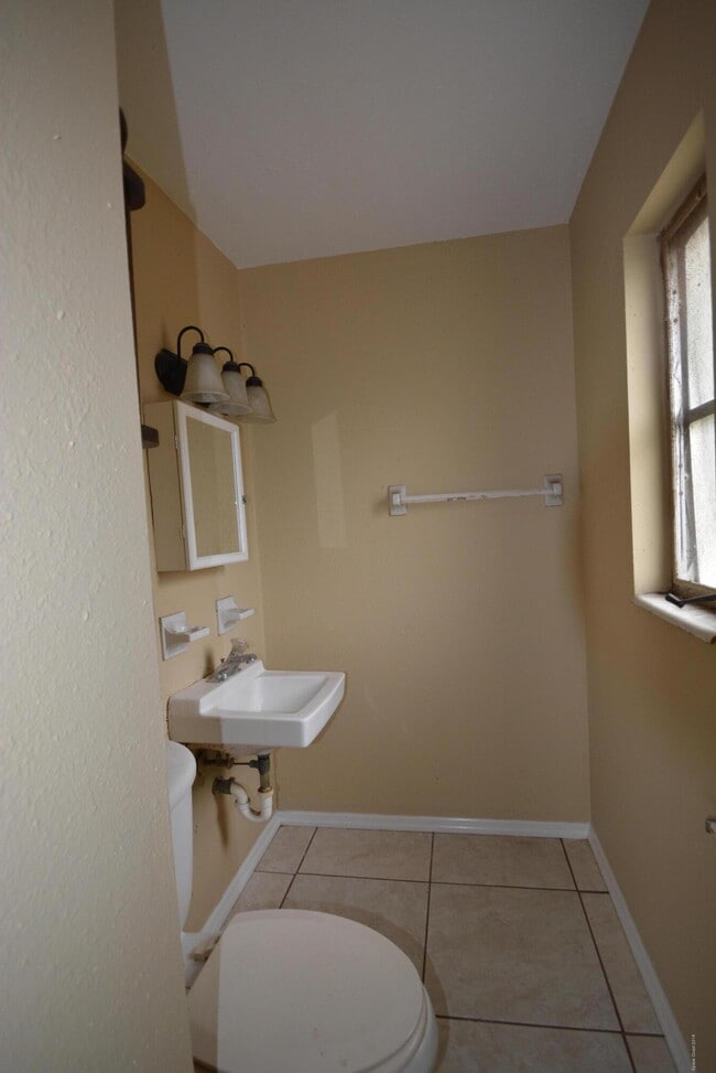 Building Photo - 1317 Baker Dr