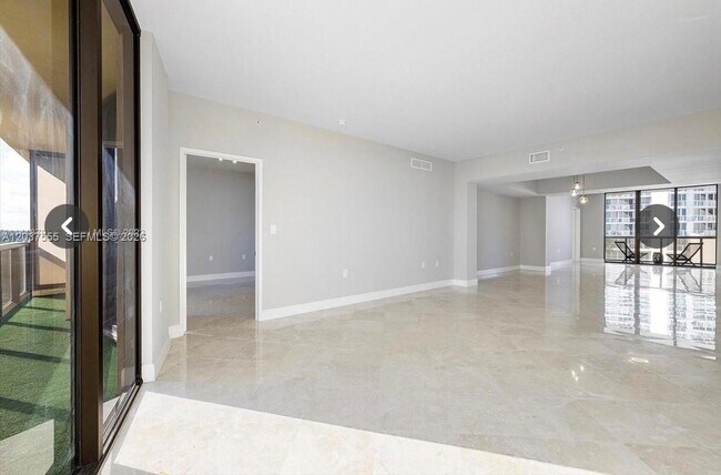 Building Photo - 16275 Collins Ave