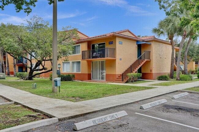 Building Photo - Updated 2 Bed, 2 Bath 1st Floor Condo with Garden Views in Lakes of Jacaranda, Plantation