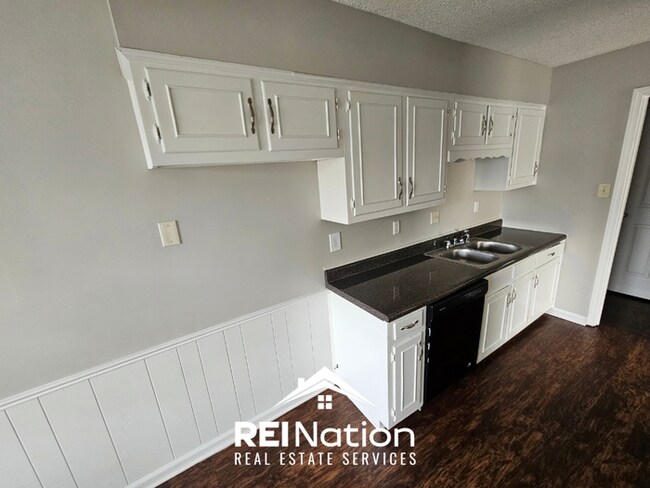 Building Photo - MEMPHIS CHARMER! | Brick Fireplace & Bright Windows | 3 Bed / 2 Bath & Fenced Yard!