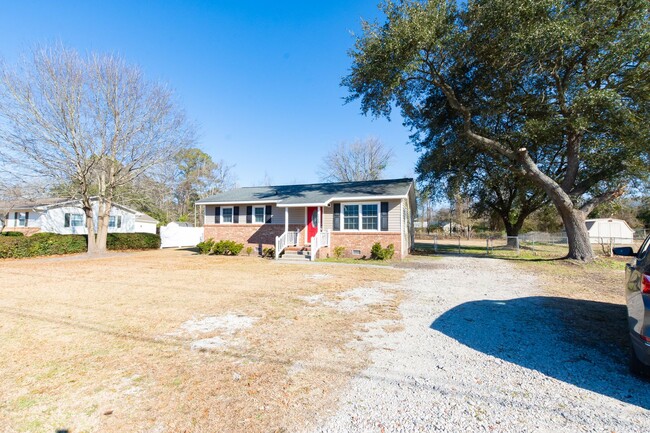 Building Photo - ADORABLE Home