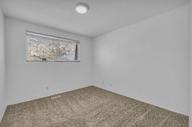 Building Photo - 5 Bedroom 3 Bathroom Home in Sandy!