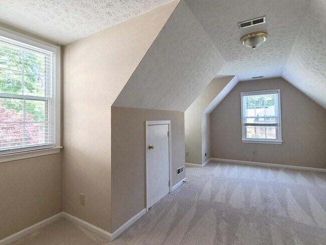 Building Photo - 4 BR, 2.5 BA in Woodlake Crossing