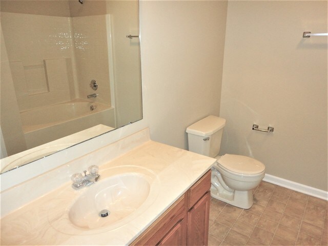 Building Photo - 1740 Brookview Dr