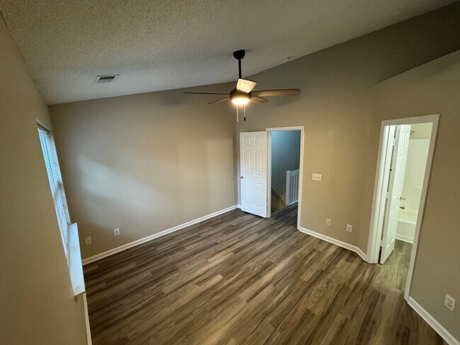 Building Photo - 10165 Forest Landing Dr