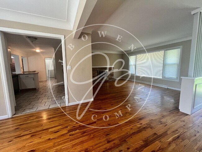 Building Photo - "Charming 4-Bedroom Washington Local Gem w...