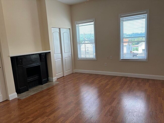 Building Photo - 35 Ash St