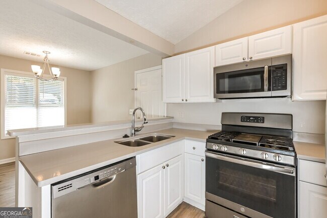 Building Photo - 353 Knollwood Ln