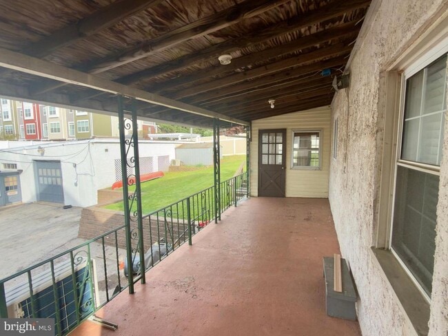 Building Photo - 422 W 6th Ave