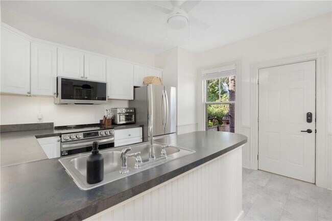 Building Photo - 14 Greenough Pl