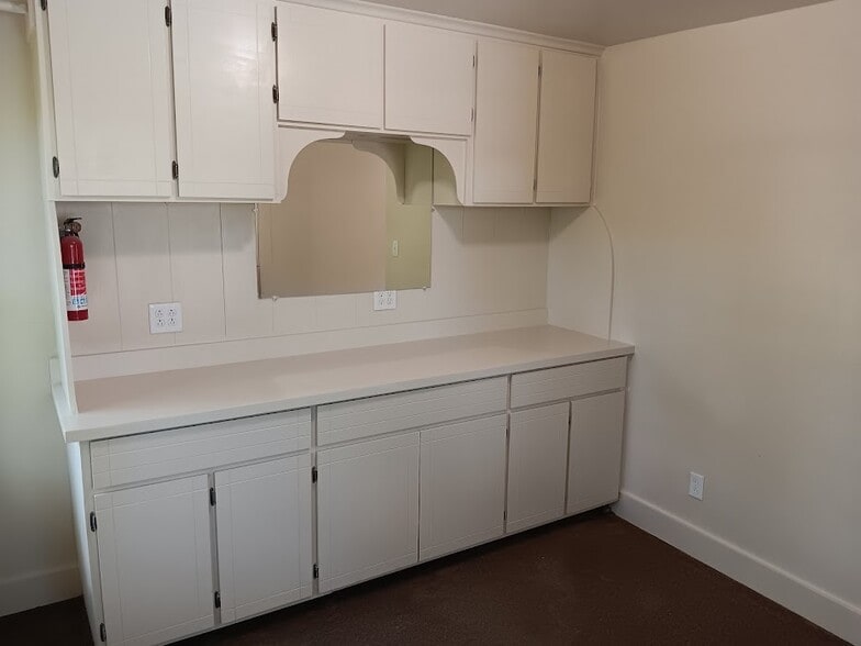 Building Photo - 112 E Nelson St