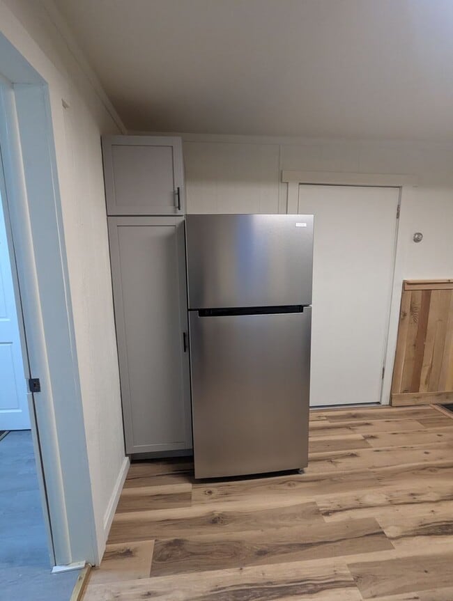 Building Photo - 2 bdrm 1 bath family home with water, sewer and garbage included.