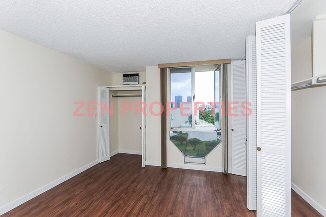 Building Photo - 2 bedroom, 2 bath & 1 parking for rent at Royal Court