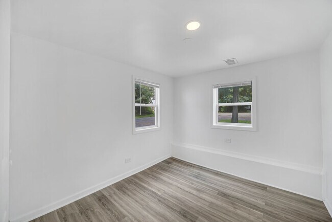 Building Photo - 37544 Columbus Ave