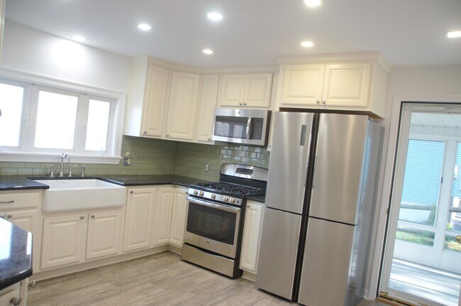 Kitchen - 201 Woodlawn Ave