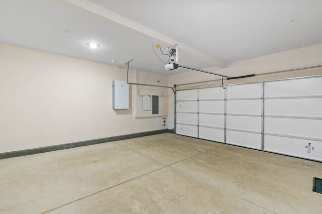 Building Photo - Modern Comfort & Style in Prime Ontario Location