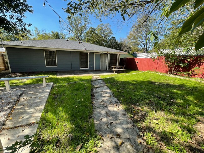 Building Photo - Move in Ready with Views of Boggy Creek Gr...