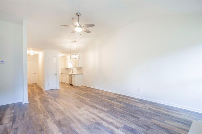 Building Photo - 8715 Pineridge Dr