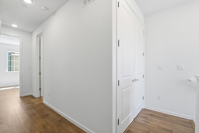 Building Photo - Spacious 3 Bed Townhome with Garage, A/C & Modern Finishes