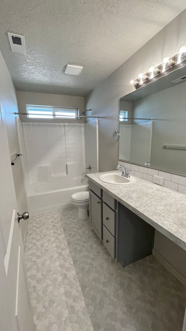 Building Photo - $2,199.00 / Large 4 bed 2 bath / 3 car gar...