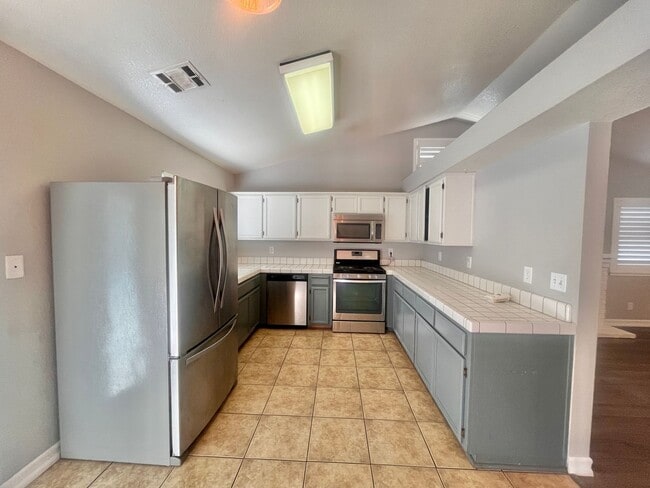 Building Photo - Charming 3-bed 2-bath home with a pool & pool service included!