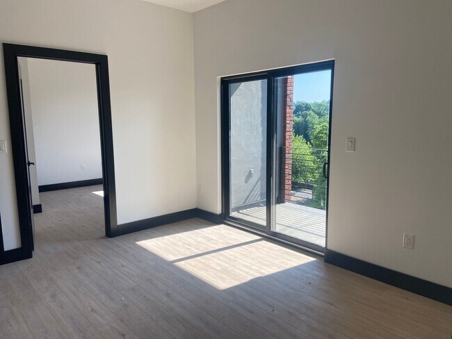 Building Photo - Stunning views from SE corner 2-bedroom ap...