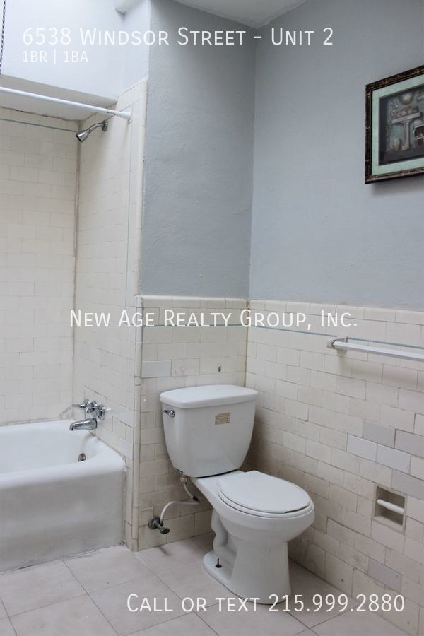 Building Photo - Very spacious apartment in Elmwood Park!