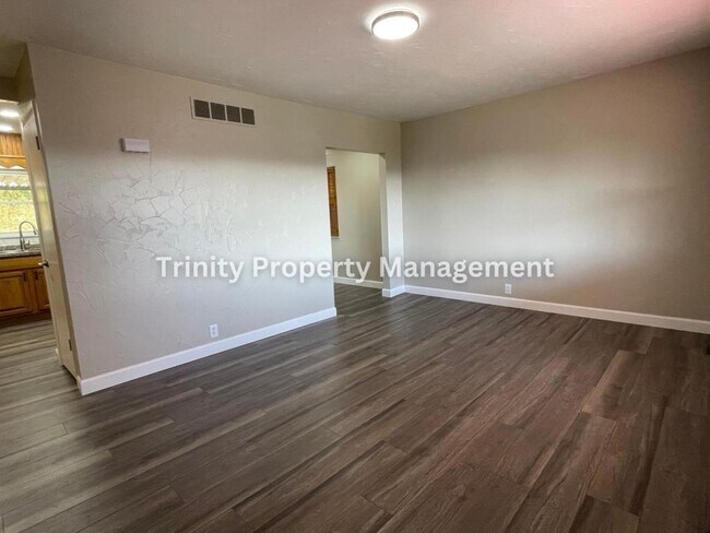 Building Photo - 305 Michael St