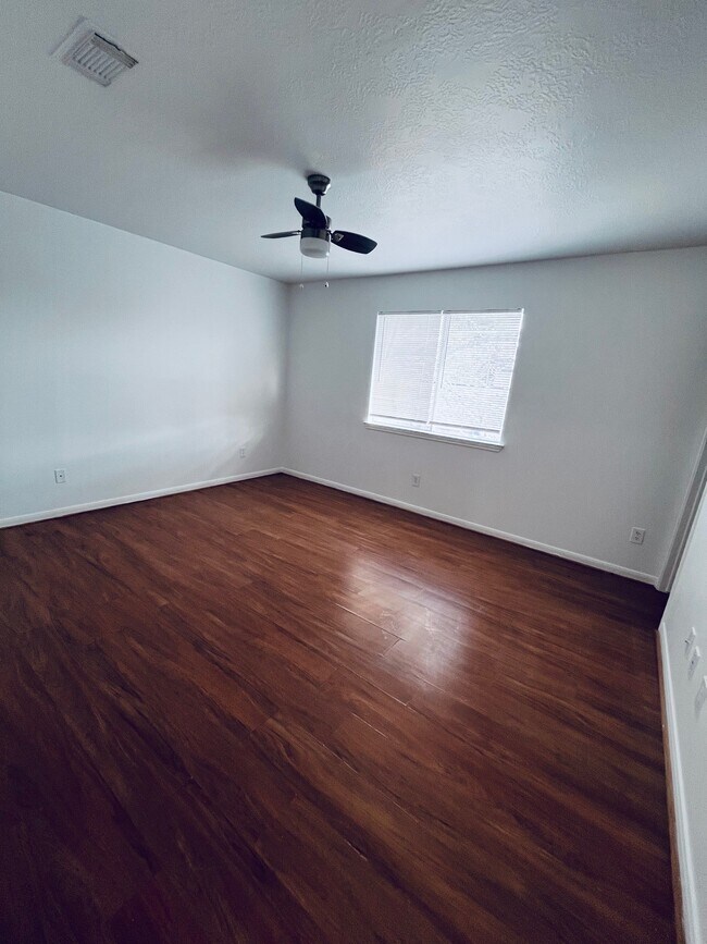 Building Photo - 2206 Laurel Oak Dr