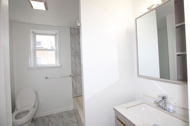 Building Photo - Beautiful 1 bed 1 bath in Fairmount- available Aug 1st