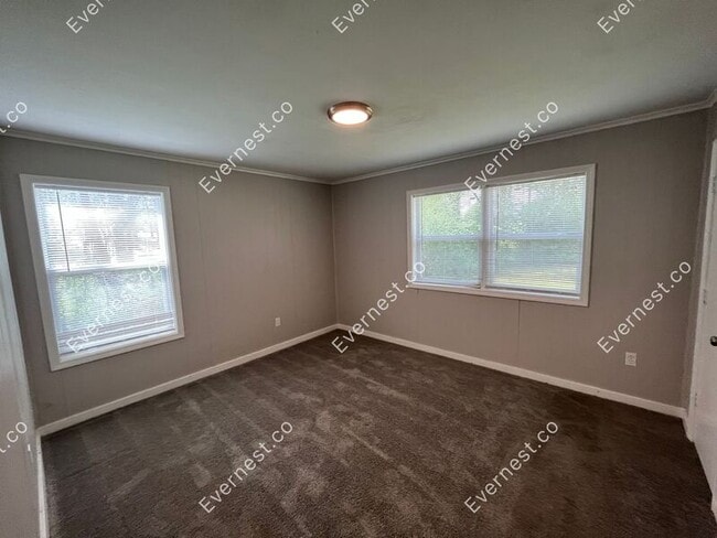 Building Photo - 160 Meadowview St