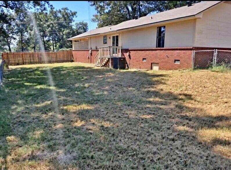 Building Photo - 906 W Lucas St