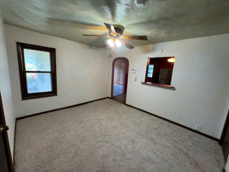 Building Photo - 1253 E Lawrence St