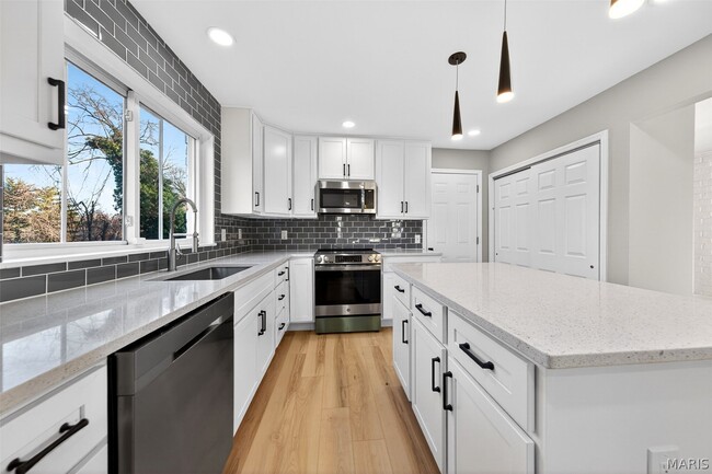 Building Photo - 264 Braeshire Dr