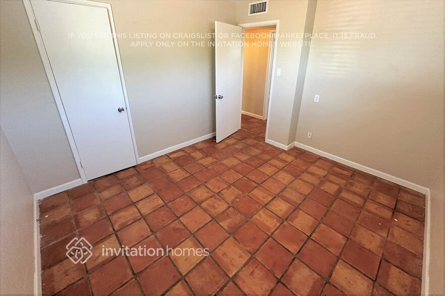 Building Photo - 4402 S Park Dr