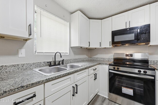 Building Photo - 2002 St Clair St