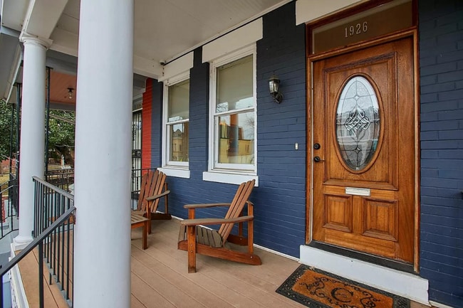 Building Photo - 3 level townhouse w 2br 2.5ba, parking spo...