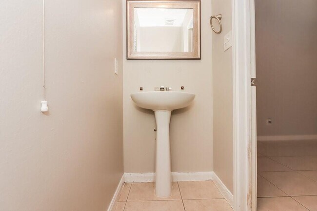 Building Photo - 4906 N Cancun Dr