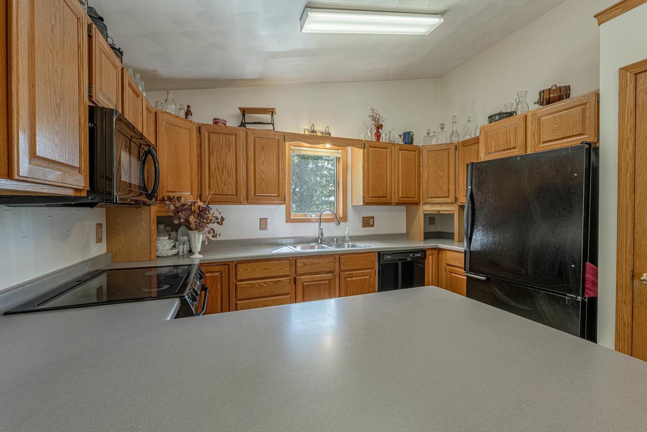 Kitchen - 100 Grossenbacher Ln