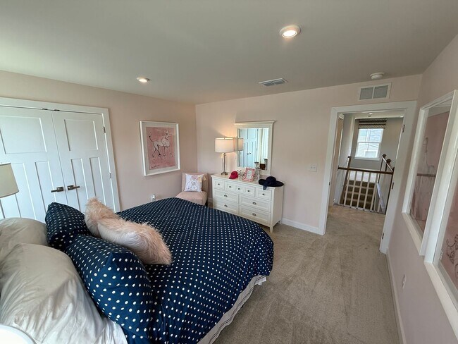 Building Photo - Never loved in Model Homes