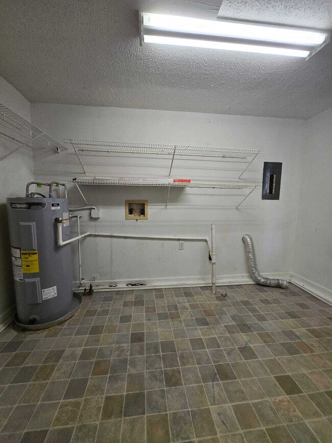Building Photo - Charming 2-Bed Gem on Ashmore Ave