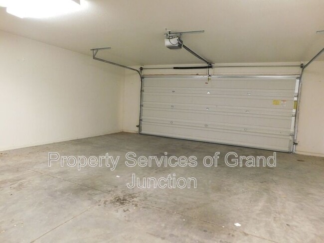 Building Photo - 3006 1/2 Oakwood Drive