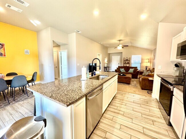 Building Photo - Furnished Rental 3 bed 2 bath Minimum of 30-day stay