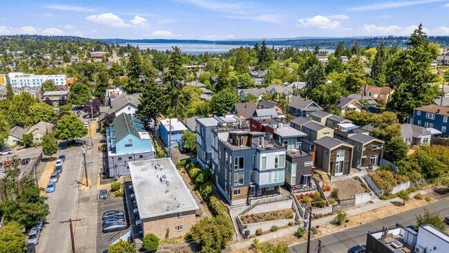 Building Photo - Stunning Columbia City Townhome w/ Views and Air Conditioning