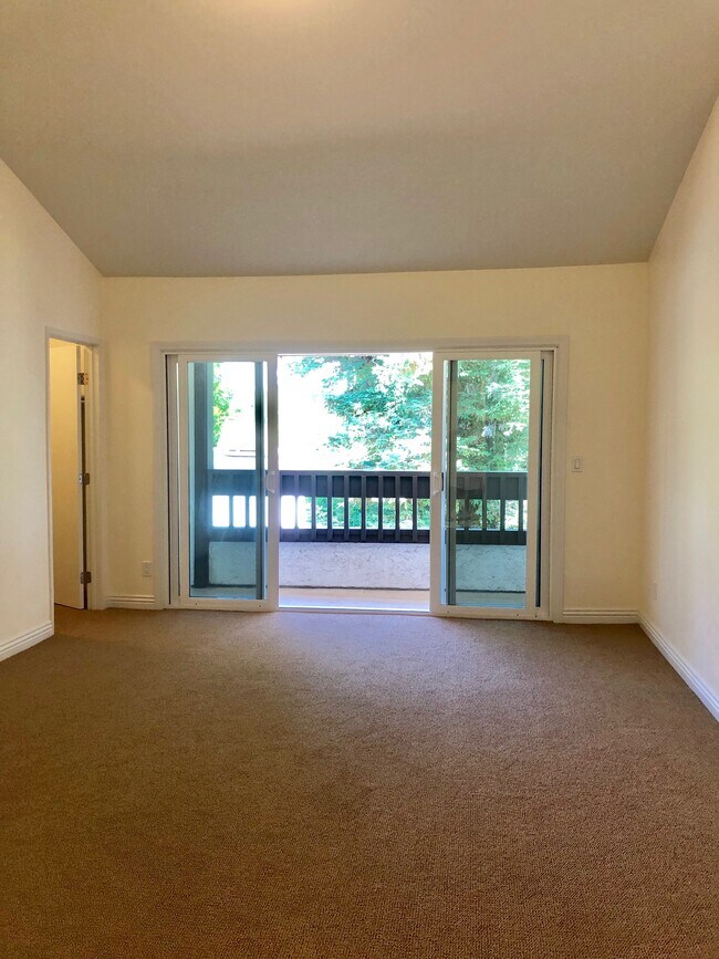 Master Bedroom - 17195 Palisades Cir