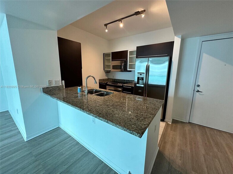 Building Photo - 950 Brickell Bay Dr