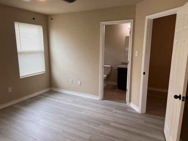 Building Photo - Luxury Townhome in Selma!