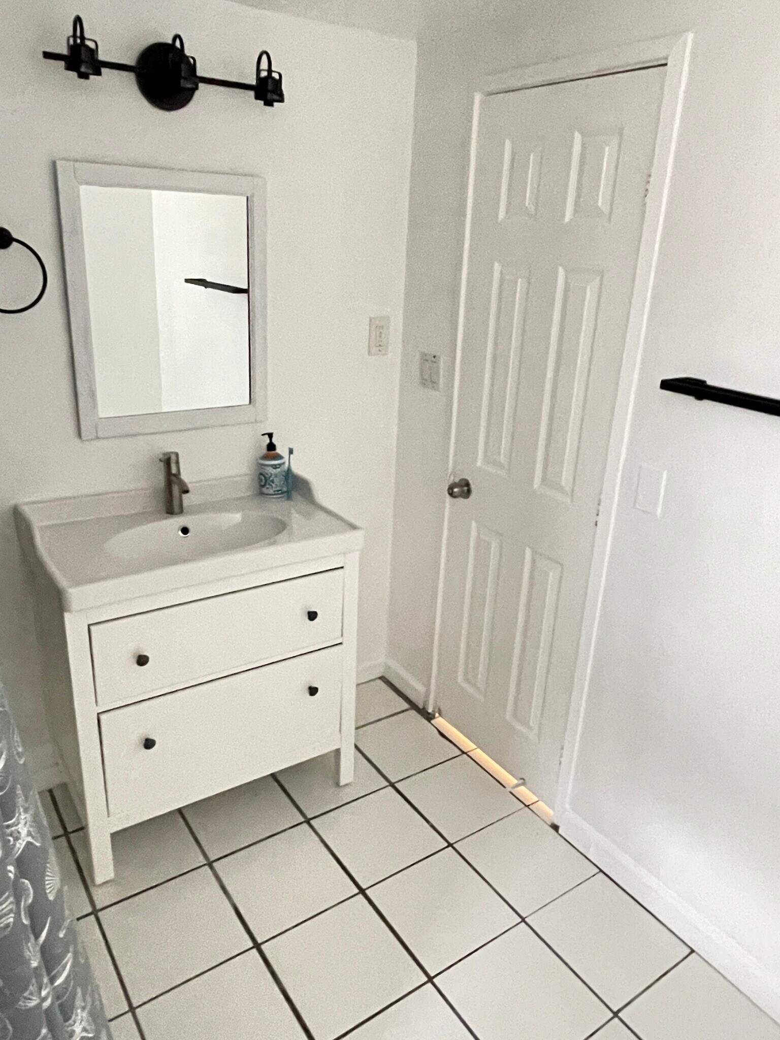 Large Bathroom - 2072 Newton Ave